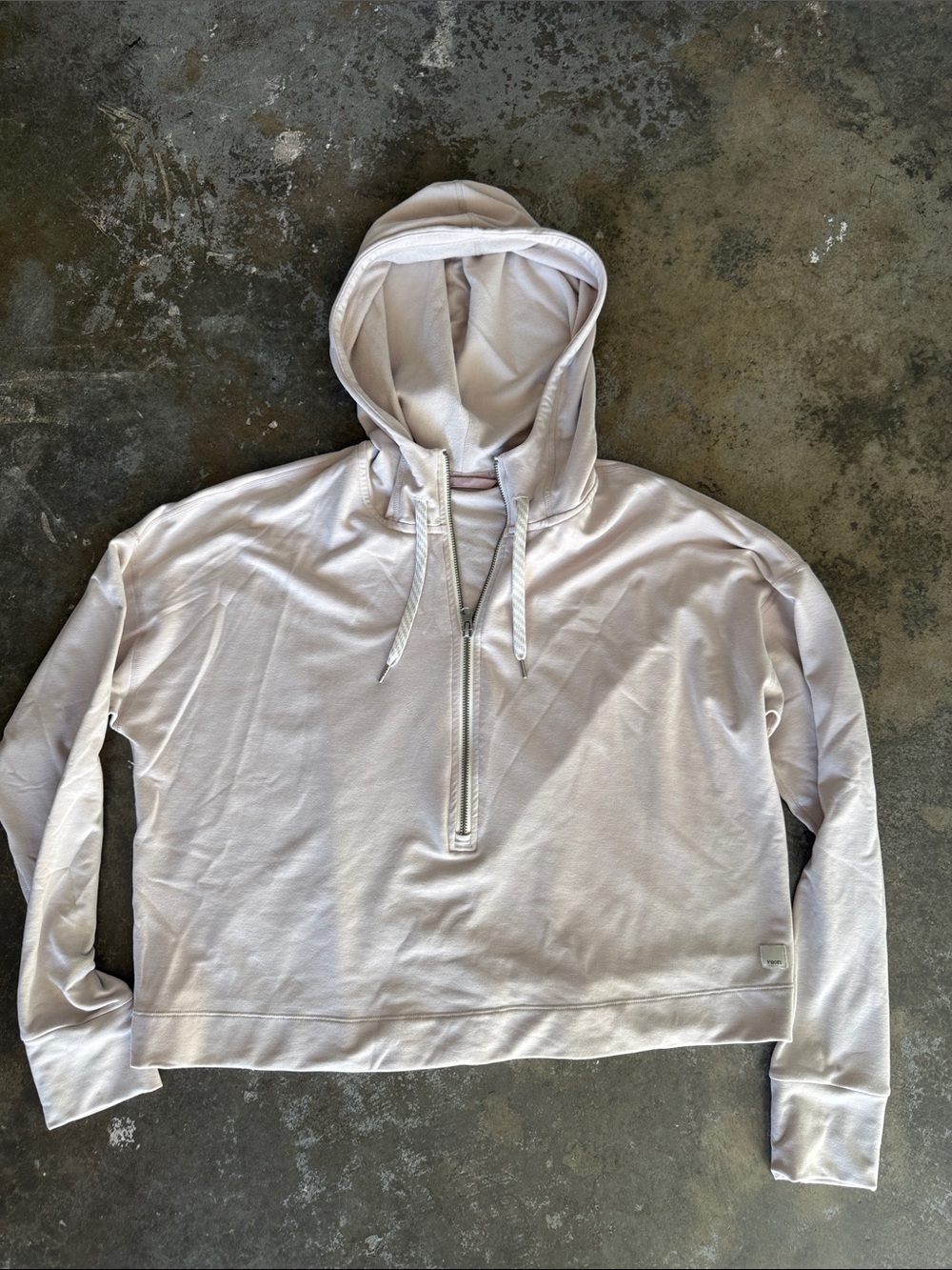 Vuori womens cropped Half-Zip Hoodie